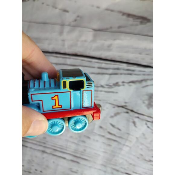 Thomas the Train Tank Engine No.1 2002 Diecast Magnetic Take N Play Train - Picture 3 of 7